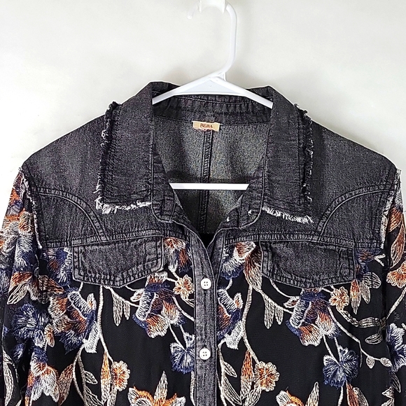 REBA Western Lightweight Button Up Denim&Lace Embroidered Blouse Size M - Picture 3 of 11